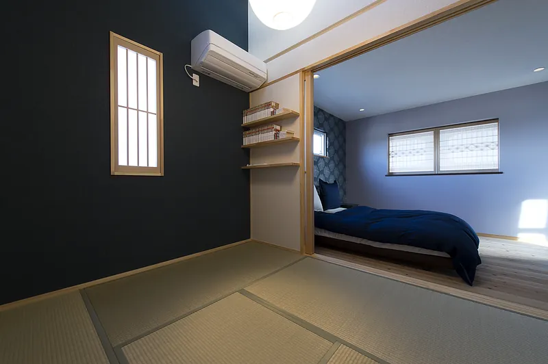 【主寝室・ウォークインクローゼット】行田市・H様邸 - 静かな眠りを約束する落ち着いた寝室。大容量のウォークインクローゼットを併設。