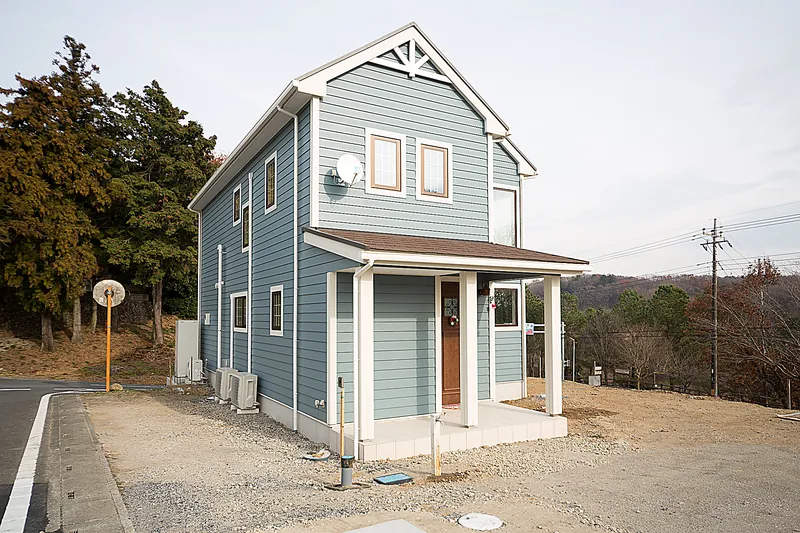 【外観ファサード】鳩山町・T様邸 - 街並みに美しく映える外観デザイン。埼玉の自然光と風の流れを計算したパッシブ設計。