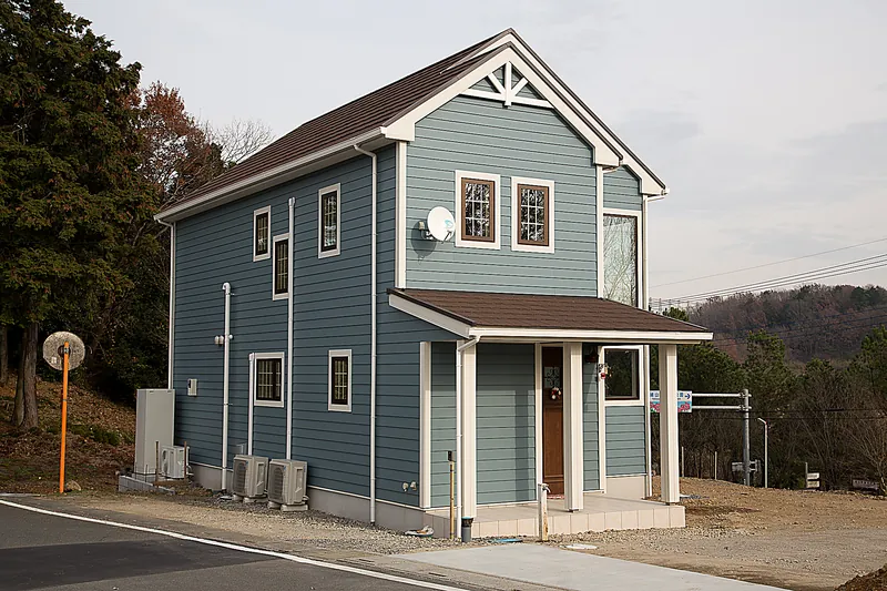【アプローチ・玄関】鳩山町・T様邸 - 愛車や家族をやさしく迎え入れるエントランス。深い庇が雨風を防ぎます。