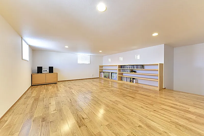 【ピットリビング・畳コーナー】東松山市・K様邸 - 空間をゆるやかに仕切る工夫。段差に腰掛けたり寝転んだりと多彩なくつろぎを提案。