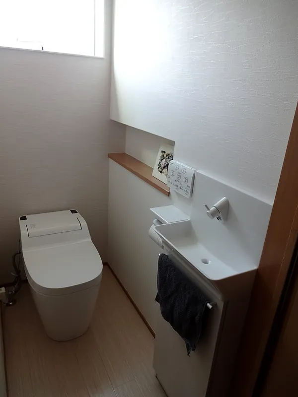 【レストルーム】東松山市・K様邸 - 清潔感と落ち着きのあるレストルーム。独立手洗い器やニッチ収納を完備。