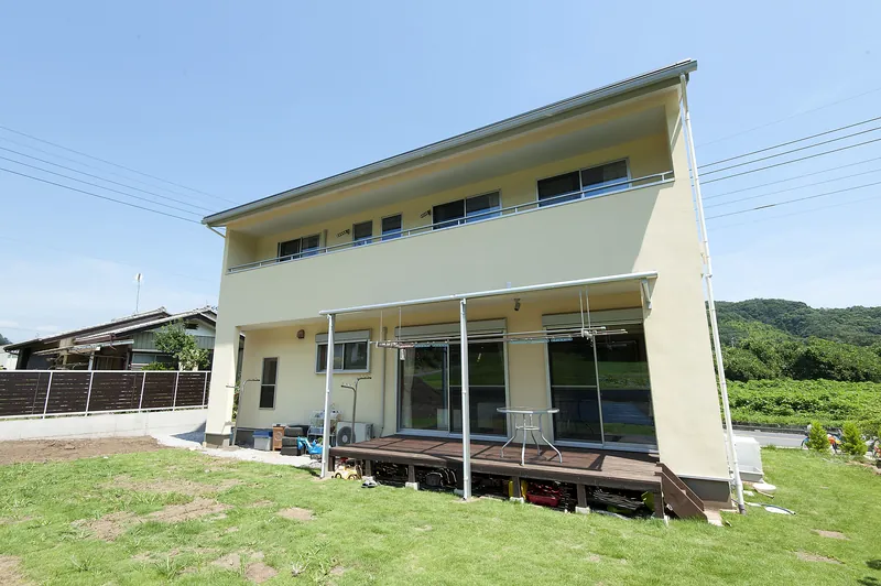【エントランスホール】ときがわ町・K様邸 - 扉を開けた瞬間に広がる無垢材の香りと上質な空間。来客を温かくもてなします。