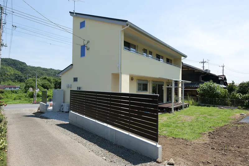 【主寝室・ウォークインクローゼット】ときがわ町・K様邸 - 静かな眠りを約束する落ち着いた寝室。大容量のウォークインクローゼットを併設。