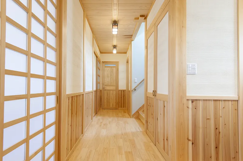 【大開口LDK全景】鶴ヶ島市・K様邸 - 家族全員がゆったり寛げる広々リビング。耐震等級3を維持しながら大空間を実現。