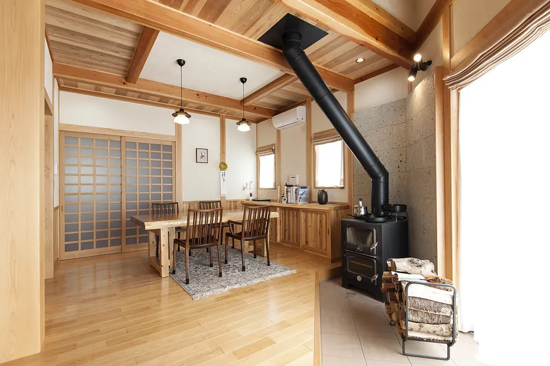【ピットリビング・畳コーナー】鶴ヶ島市・K様邸 - 空間をゆるやかに仕切る工夫。段差に腰掛けたり寝転んだりと多彩なくつろぎを提案。
