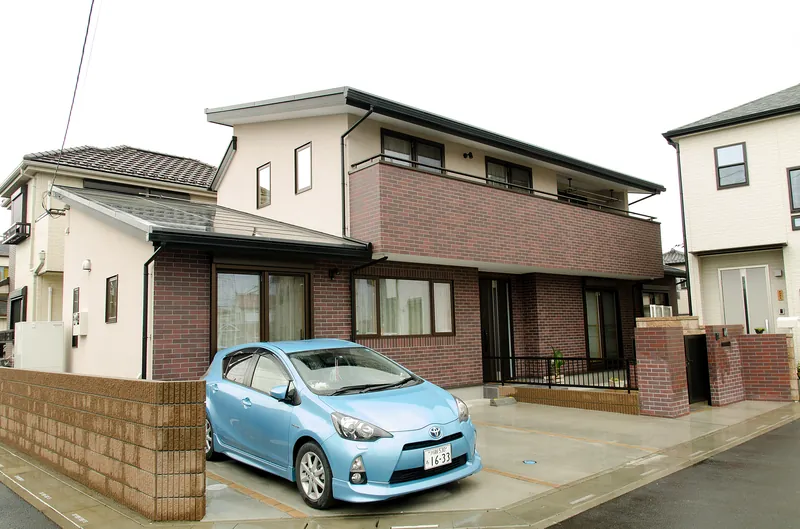 【エントランスホール】鶴ヶ島市・S様邸 - 扉を開けた瞬間に広がる無垢材の香りと上質な空間。来客を温かくもてなします。