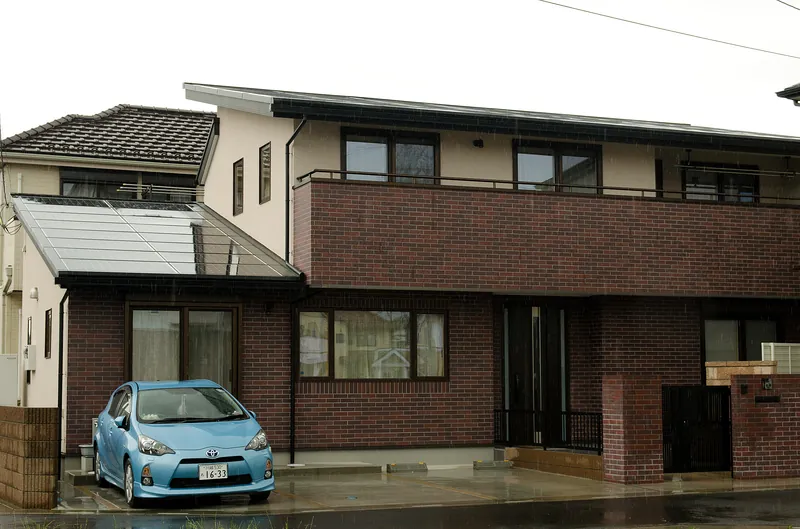 【リビング・吹き抜け】鶴ヶ島市・S様邸 - 上部からの光が降り注ぐ心地よいリビング。開放感と高気密高断熱を両立。